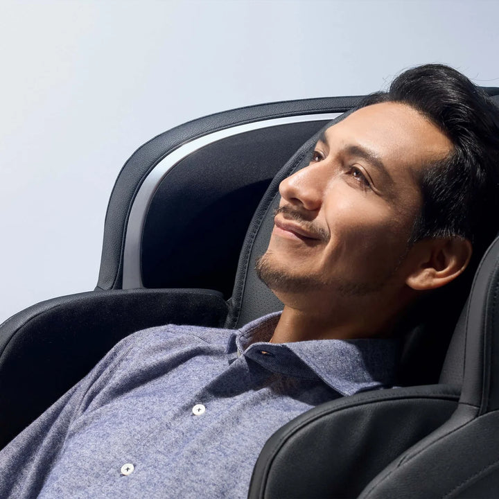 User seated in the Fujiiryoki Cyber Relax AI JP-4100 during body-fit personalization